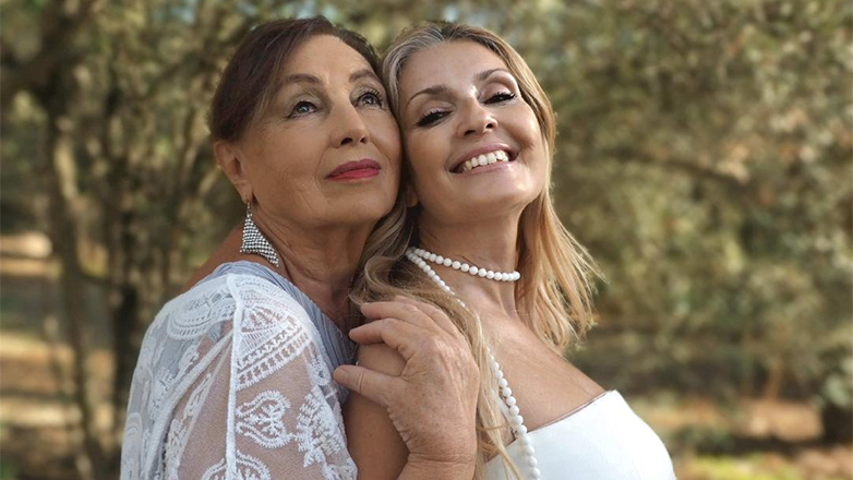 «Η τέλεια παράσταση» της Τάνιας Χαροκόπου με τη Γεωργία Ζώη και την Όλγα Βενέτη στο Γυάλινο Μουσικό θέατρο