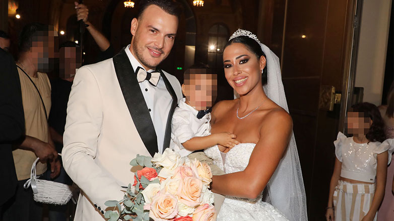 Σάκης Αρσενίου – Λαμπρινή Πλεύρη: Παντρεύτηκαν με θρησκευτικό γάμο στη Βουλιαγμένη