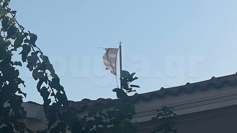 Μουσικό Γυμνάσιο Πειραιά: Κουρελιασμένη η ελληνική σημαία στον ιστό!