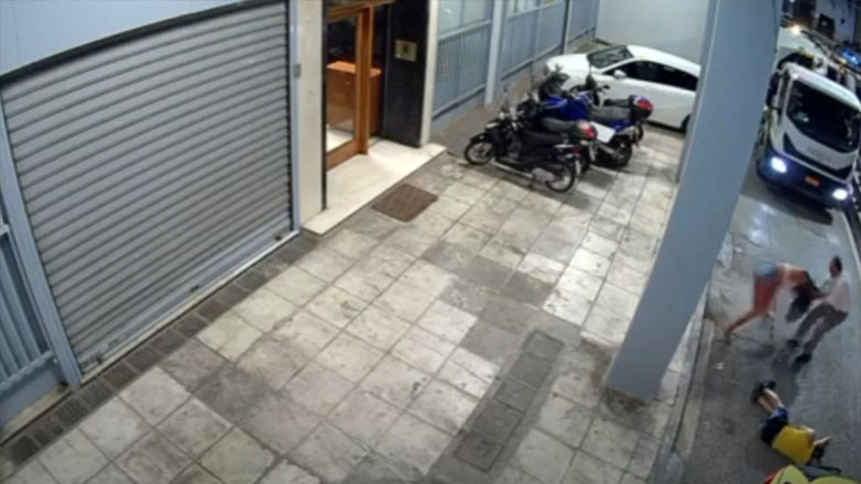 Άγριος ξυλοδαρμός διεμφυλικής γυναίκας από ταξιτζή – Δείτε το βίντεο