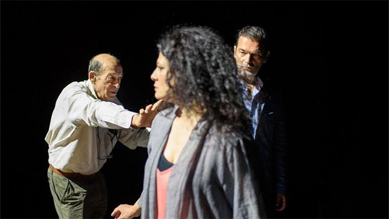 «Άγουρα Κεράσια» με τον Κωνσταντίνο Καζάκο και την Τάνια Τρύπη στο Θέατρο Αλκμήνη