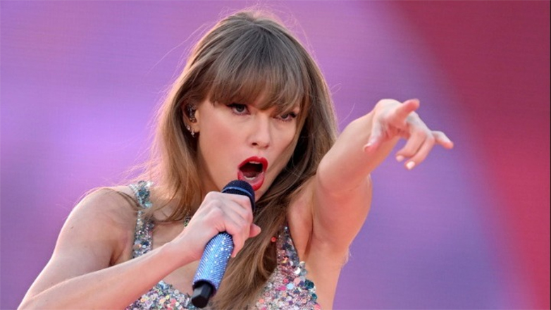 Τέιλορ Σουίφτ : Ποιος αγόρασε έναντι 4.000 δολαρίων κιθάρα με την υπογραφή της και την έσπασε με σφυρί