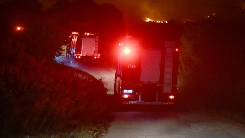 Ολονύχτια μάχη με τις διάσπαρτες εστίες στο Ξυλόκαστρο