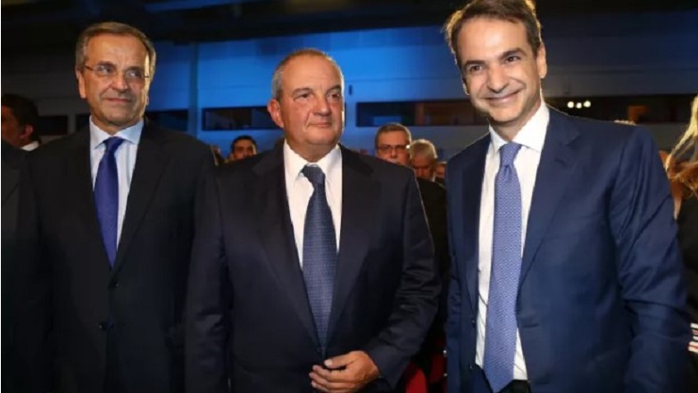 «Καλοπιάνει» Καραμανλή και Σαμαρά ο Μητσοτάκης