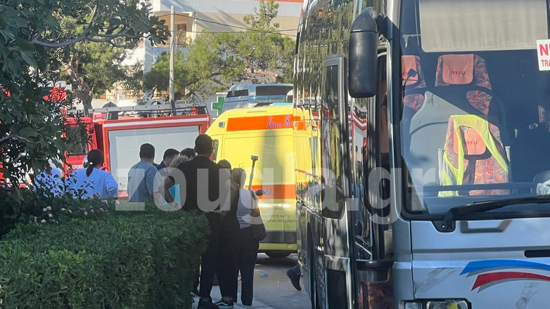 Σύγκρουση μεταξύ λεωφορείου και δύο οχημάτων Σύγκρουση μεταξύ λεωφορείου και δύο οχημάτων