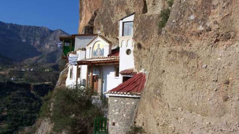 Ξυλόκαστρο: Κάηκε το μοναστήρι της Παναγίας των Καταφυγίων