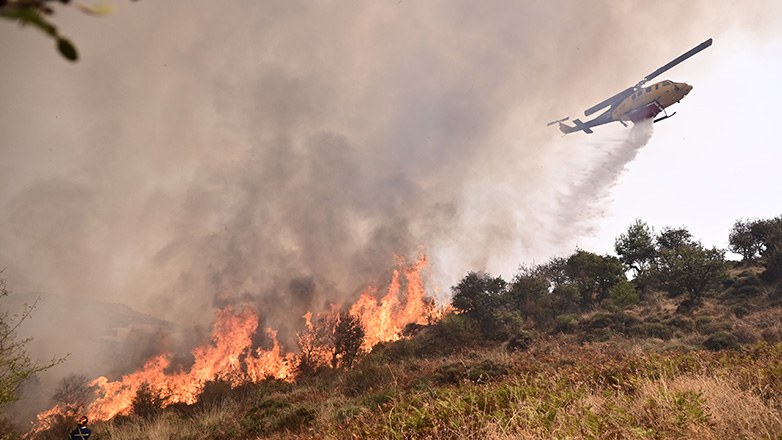Έχει ξεφύγει η φωτιά στο Ξυλόκαστρο