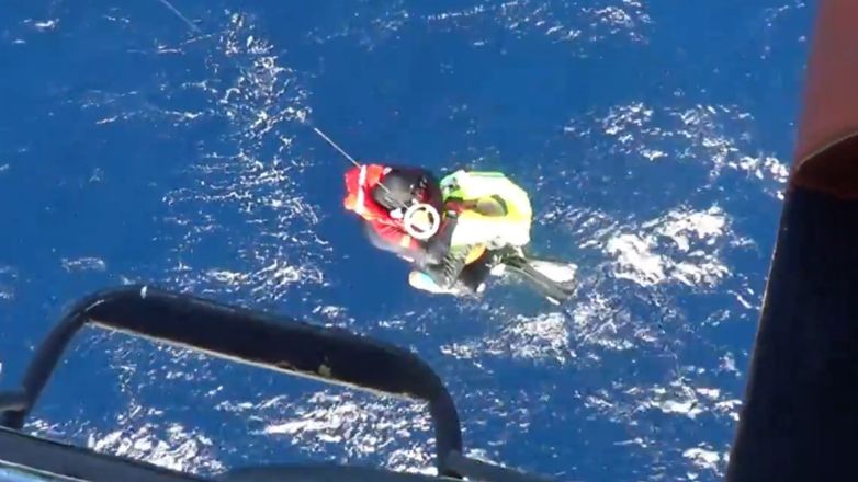 Λέβιθα: Βίντεο από την διάσωση των 8 ναυαγών από ελικόπτερο της Πολεμικής Αεροπορίας