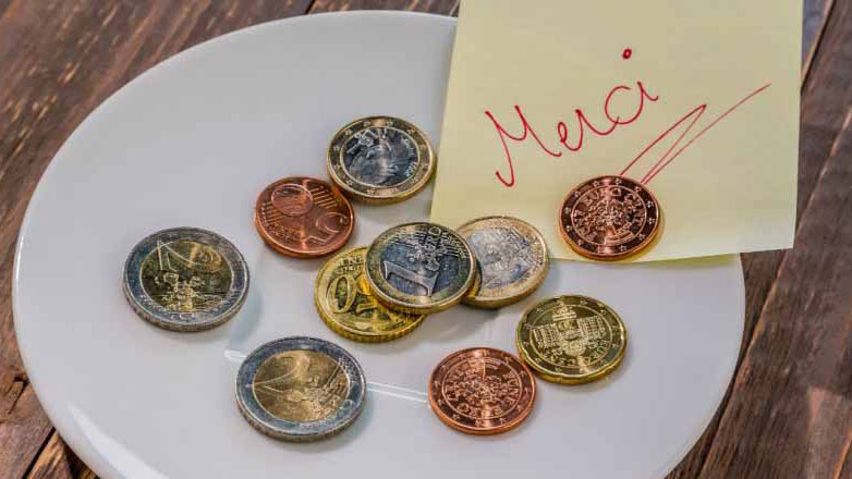 «Μύλος» με το εάν φορολογείται το φιλοδώρημα