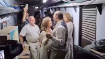 Iσραήλ: Νεόνυμφοι χορεύουν σε καταφύγιο την ώρα που οι Ιρανοί εκτοξεύουν πυραύλους