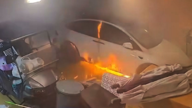 Tesla πήρε φωτιά επειδή πλημμύρισε το πάρκινγκ που ήταν σταθμευμένο (Βίντεο)
