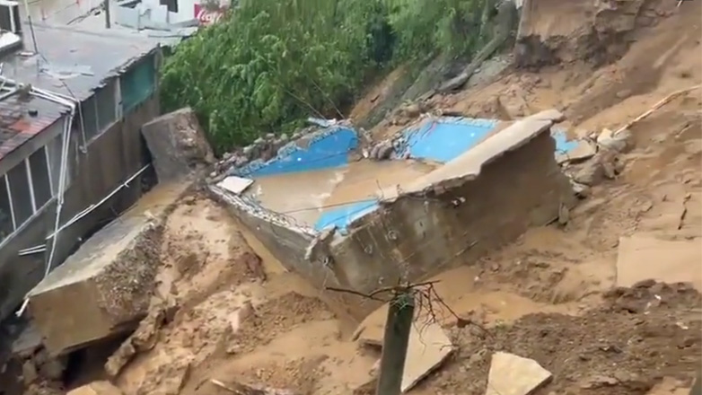 Πισίνα σπιτιού καταρρέει από κατολίσθηση