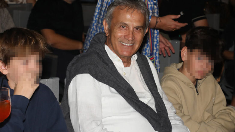 Γιώργος Νταλάρας: Σπάνια δημόσια εμφάνιση μαζί με τα δύο του εγγόνια Γιώργο και Φοίβο Σωτηριάδη