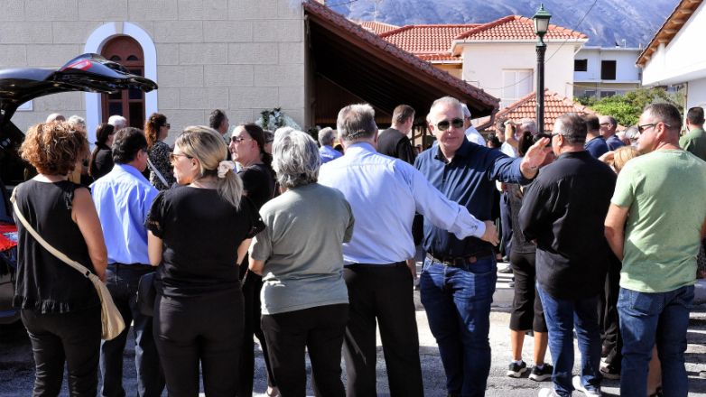 Ξυλόκαστρο: Θρήνος στις κηδείες των δύο φίλων που έχασαν τη ζωή τους στην πυρκαγιά