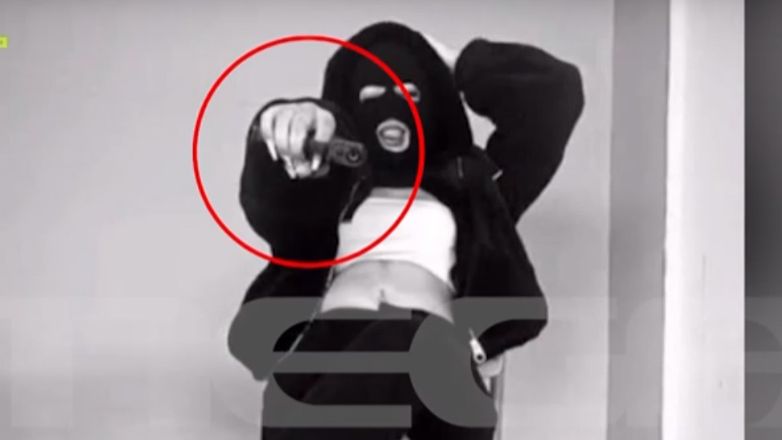 Γλυφάδα: Με όπλο και full face φωτογραφήθηκε σε σχολική αίθουσα ανήλικη που εμπλέκεται στον ξυλοδαρμό της 14χρονης