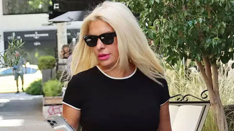 Ελένη Μενεγάκη: Επέστρεψε στην Αθήνα – Οι φωτογραφίες στο κέντρο της πόλης