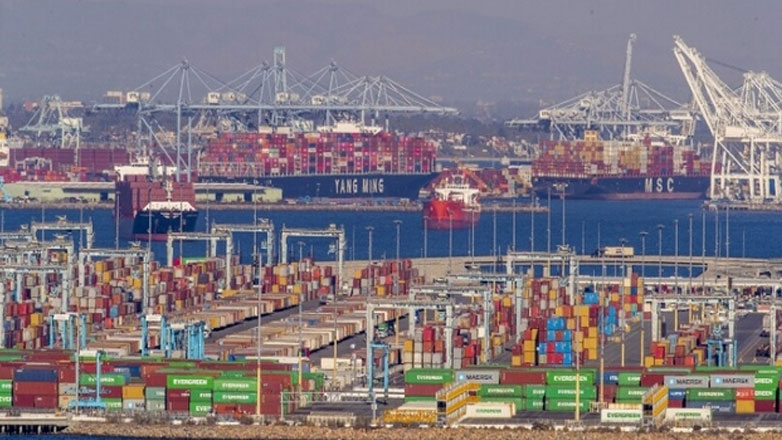 Μεγαλώνουν οι ουρές των πλοίων στα αμερικανικά λιμάνια