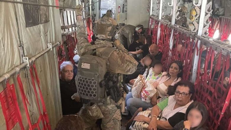 Eπιχείρηση απομάκρυνσης Ελλήνων από τον Λίβανο – Φωτογραφίες μέσα από το C-130