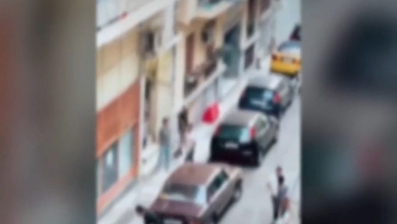 Άγριος καυγάς με ρόπαλα στο κέντρο της Αθήνας Άγριος καυγάς με ρόπαλα στο κέντρο της Αθήνας