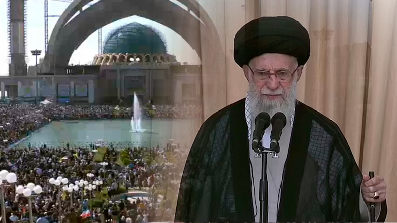 Κίνηση υψηλού συμβολισμού από Χαμενεΐ – Κρατάει την κάνη όπλου Κίνηση υψηλού συμβολισμού από Χαμενεΐ – Κρατάει την κάνη όπλου