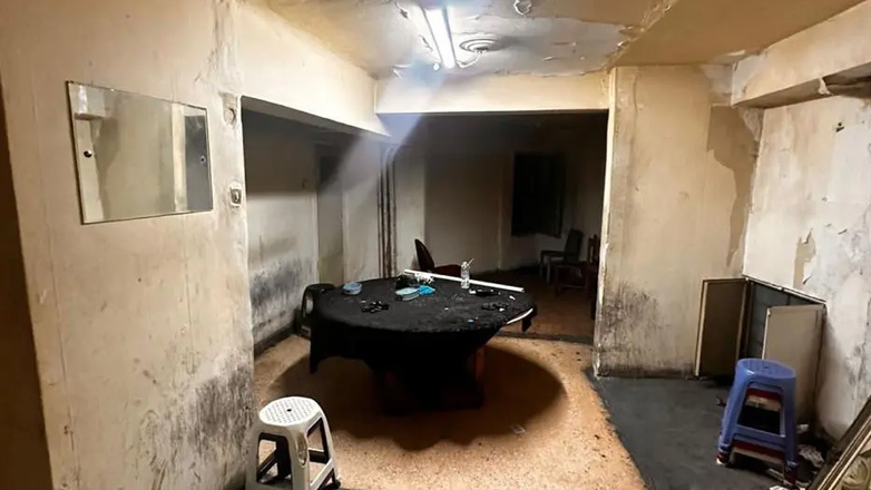 Έφοδος της ΕΛ.ΑΣ. σε σπίτι στο κέντρο της Αθήνας όπου διακινούνταν ναρκωτικά και διεξάγονταν παράνομα τυχερά παιχνίδια – Έξι συλλήψεις