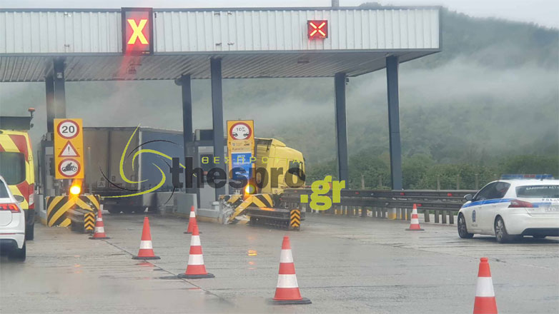Φορτηγό έπεσε στα διόδια της Εγνατίας