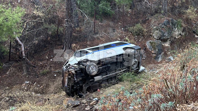 Ασθενοφόρο έπεσε σε χαράδρα στην Καισαριανή