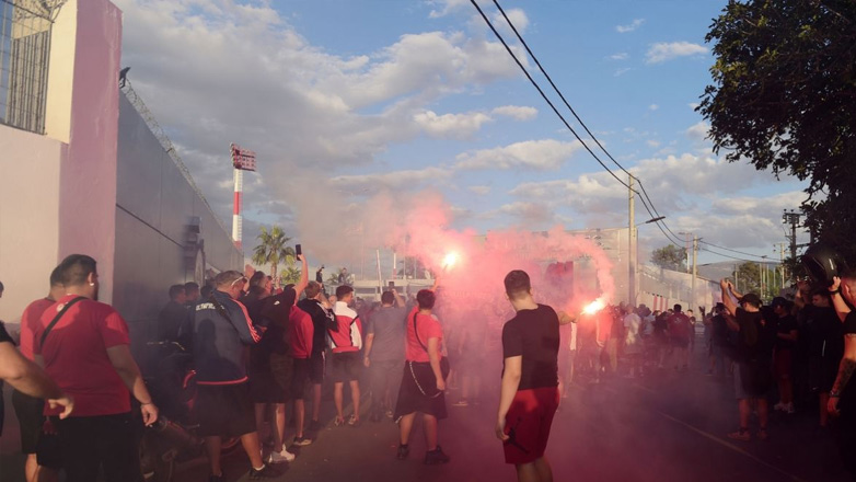 Οπαδοί του Ολυμπιακού εμψύχωσαν τους παίκτες στου Ρέντη κατά την αναχώρηση για το ΟΑΚΑ