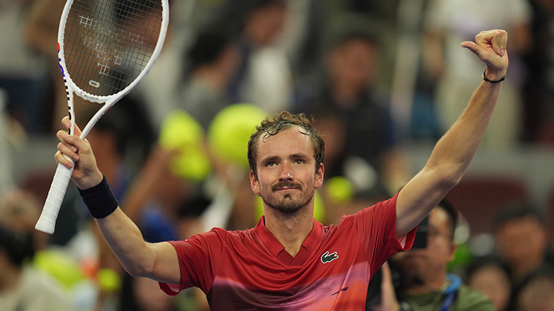 Στους «16» της Σανγκάης ο Μεντβέντεφ, που περιμένει τον… Τσιτσιπά