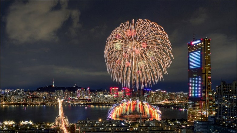 Φαντασμαγορικό θέαμα στον ουρανό της Σεούλ