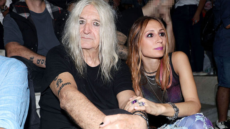 Ο Νίκος Καρβέλας μαζί με την σύντροφό του, Έλενα Φερεντίνου στη συναυλία της Βίσση