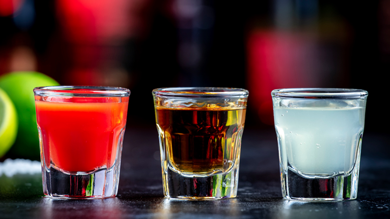 Σφηνάκια με καυστικό υγρό τους έστειλαν στο νοσοκομείο