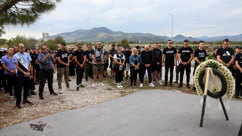 Συγκίνηση στο ετήσιο μνημόσυνο στο μνημείο των Τεμπών για τους έξι φιλάθλους του ΠΑΟΚ