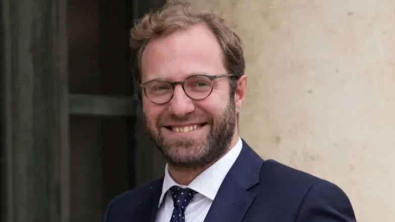 Α. Αρμάν: «Η Γαλλία θα ευθυγραμμιστεί πλήρως με τους ευρωπαϊκούς δημοσιονομικούς κανόνες»