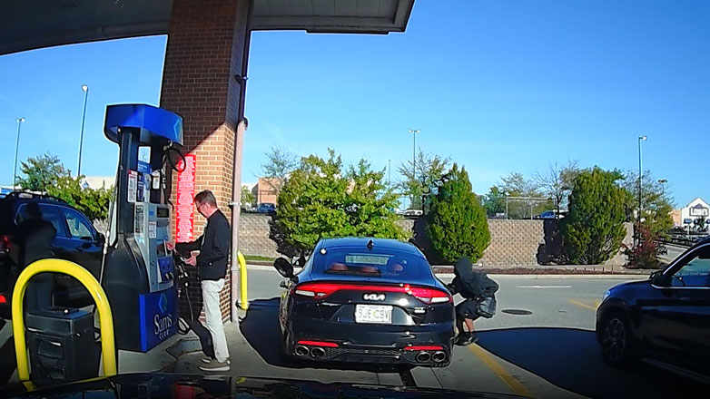 Δείτε πως του έκλεψαν το αυτοκίνητο ενώ έβαζε βενζίνη (Βίντεο)