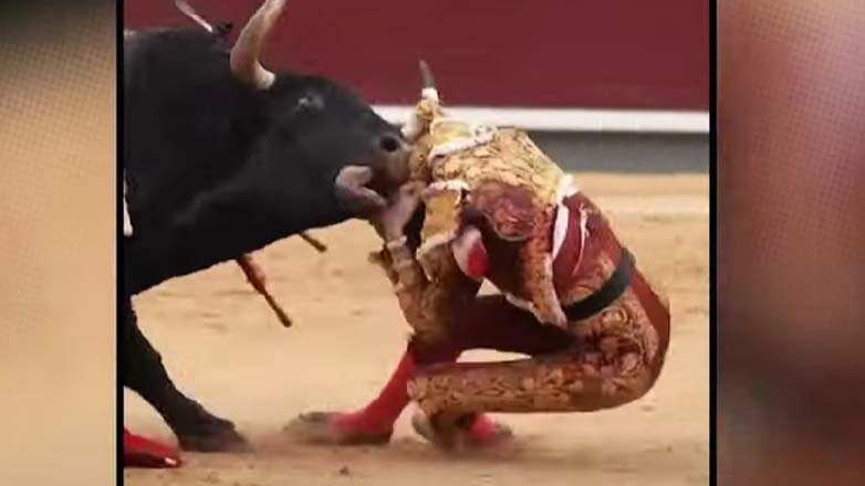 Βίντεο – σοκ: Γλίτωσε στο παρά ένα από τα κέρατα του ταύρου
