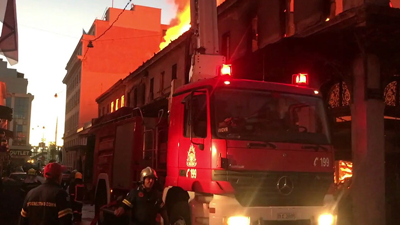 Φωτιά σε εγκαταλελειμμένο κτήριο στον Πειραιά – Ήχησε το 112