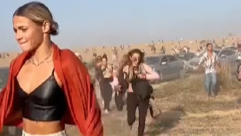 Το «κορίτσι με τα κόκκινα» – Μία συναρπαστική ιστορία από την επίθεση της Χαμάς