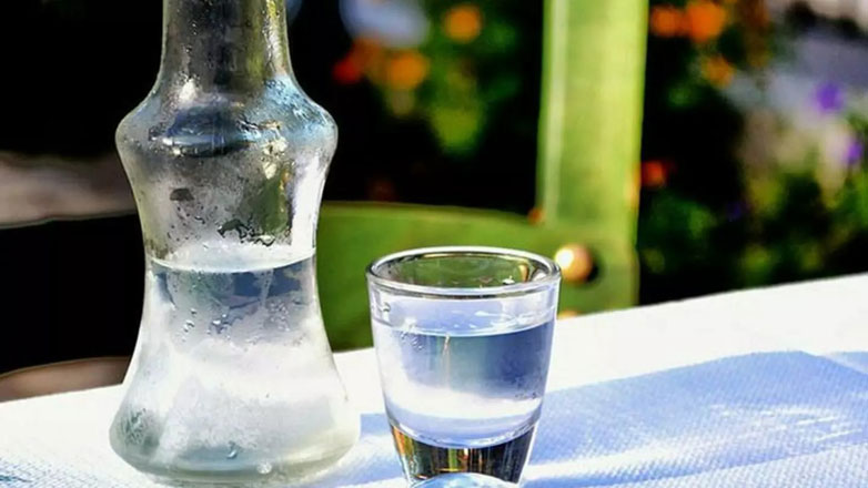 Σε κρίσιμη κατάσταση οι 5 που αντί για τσικουδιά ήπιαν σφηνάκια με απορρυπαντικό