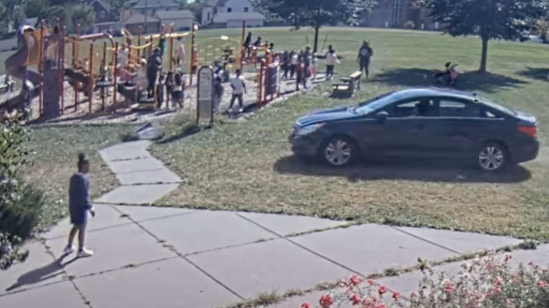 Απίστευτο: 10χρονος συνελήφθη γιατί οδηγούσε κλεμμένο αυτοκίνητο μέσα σε παιδική χαρά (Βίντεο)