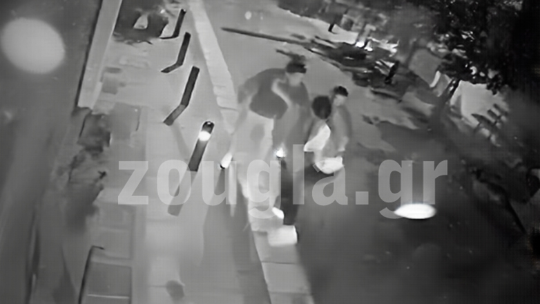 Η στιγμή που τα δύο αδέρφια δολοφονούν τον 28χρονο ξάδερφό τους Η στιγμή που τα δύο αδέρφια δολοφονούν τον 28χρονο ξάδερφό τους