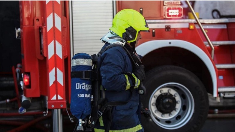 Αυτοκίνητο κρεμάστηκε στο χείλος του γκρεμού