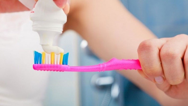 Άφθονοι οι ιοί στην οδοντόβουρτσα και την κεφαλή του ντους