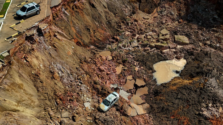 Δύο αγνοούμενοι και δέκα τραυματίες μετά από κατολίσθηση στη Βραζιλία