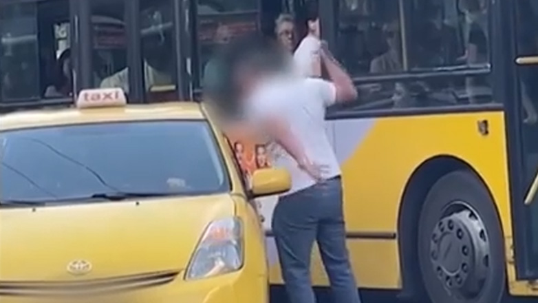 Άγριος καβγάς οδηγού τρόλεϊ και ταξιτζή στο Σύνταγμα