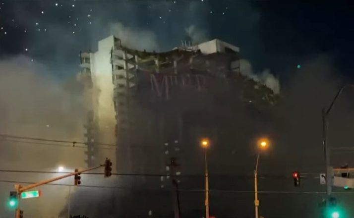 Σε 22″ κατεδαφίστηκε το πιο εμβληματικό ξενοδοχείο του Λας Βέγκας