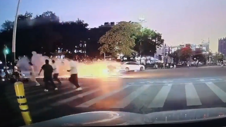 Η τρομακτική στιγμή που ηλεκτρικό scooter παίρνει φωτιά και εκρήγνυται εν κινήσει (Βίντεο)