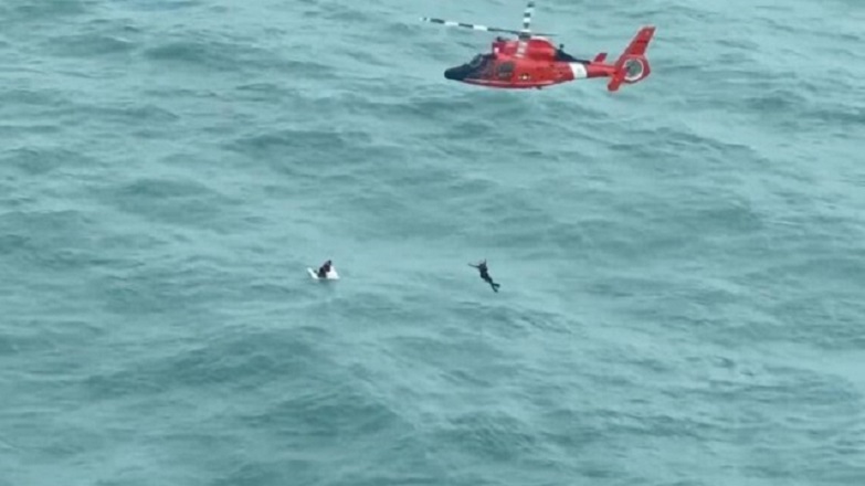 Σώθηκε πάνω σε ψυγείο από κύματα 4 μέτρων