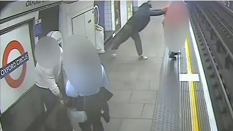 Τον πέταξε στις ράγες για να τον σκοτώσει