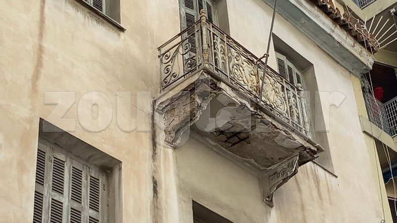 Αθήνα: Κίνδυνος πτώσης μπαζών από παλιό κτήριο στην πλατεία Καραϊσκάκη